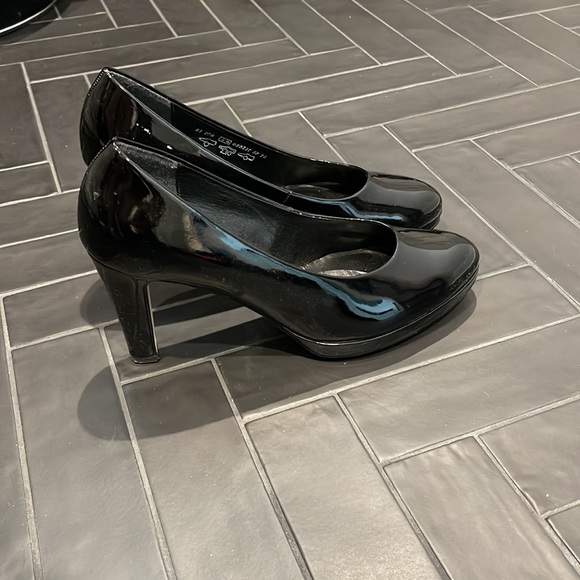 Gabor patent leather 3.5” heels. Barely worn. Fit like size 9. - Picture 2 of 3